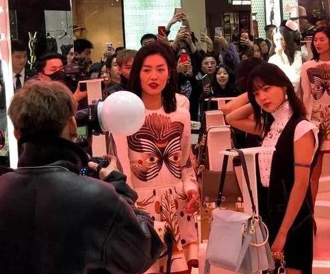 驼背男明星的温馨日常记录